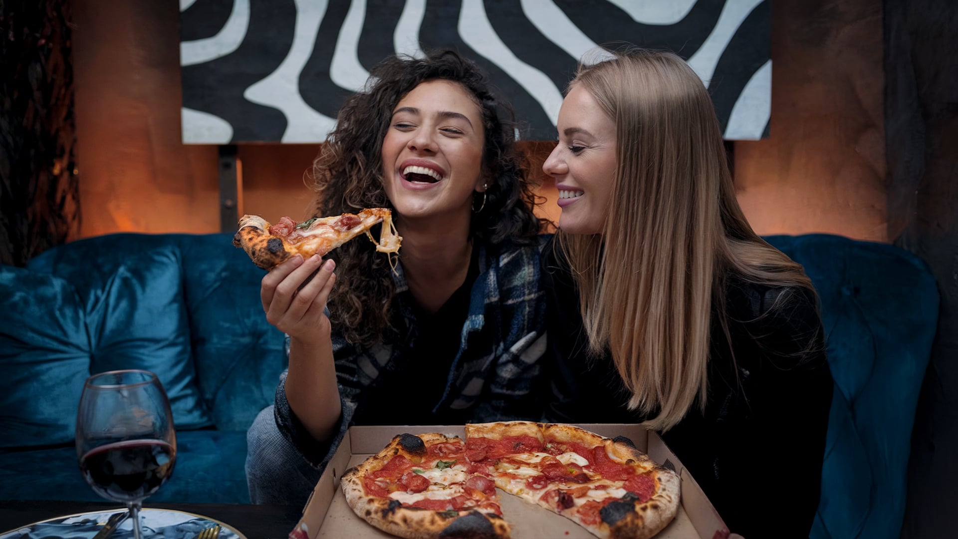 Dívky s pizzou